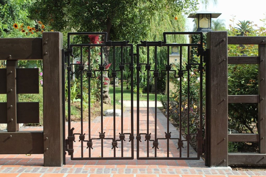 Low Cost Simple Gate Design For Small House